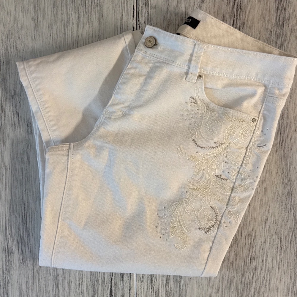 White House Black Market Blanc Slim Leg Embroidered White Jeans 6S Rhinestone